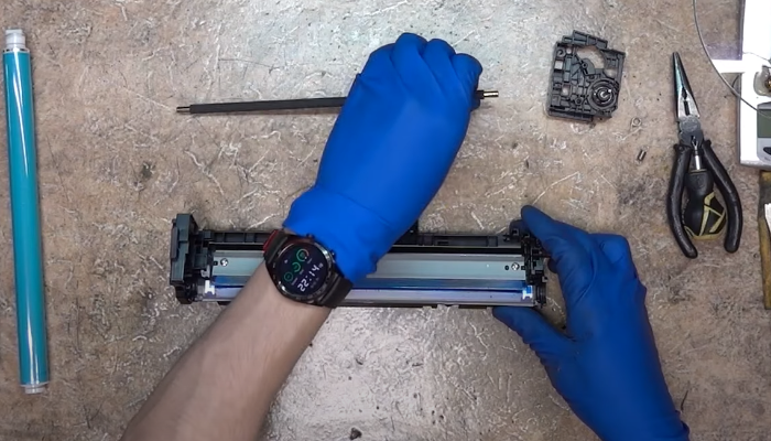 Фото 23. Устанавливаем ракель обратно. Закручиваем два винта