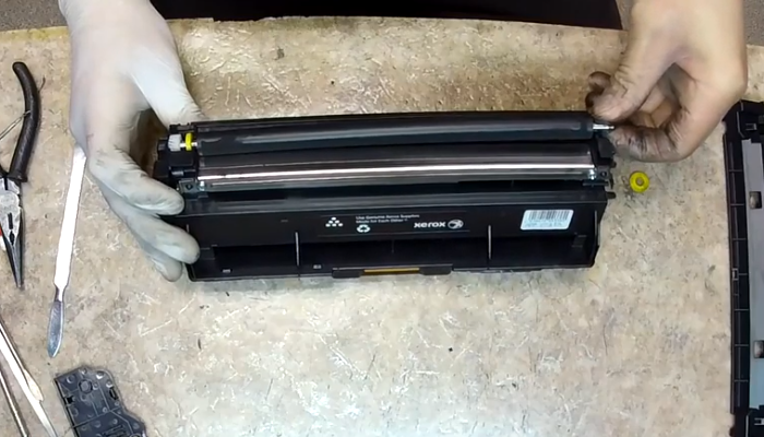 Фото 10. Аккуратно вытягиваем ось ролика из шестерёнки с другой стороны