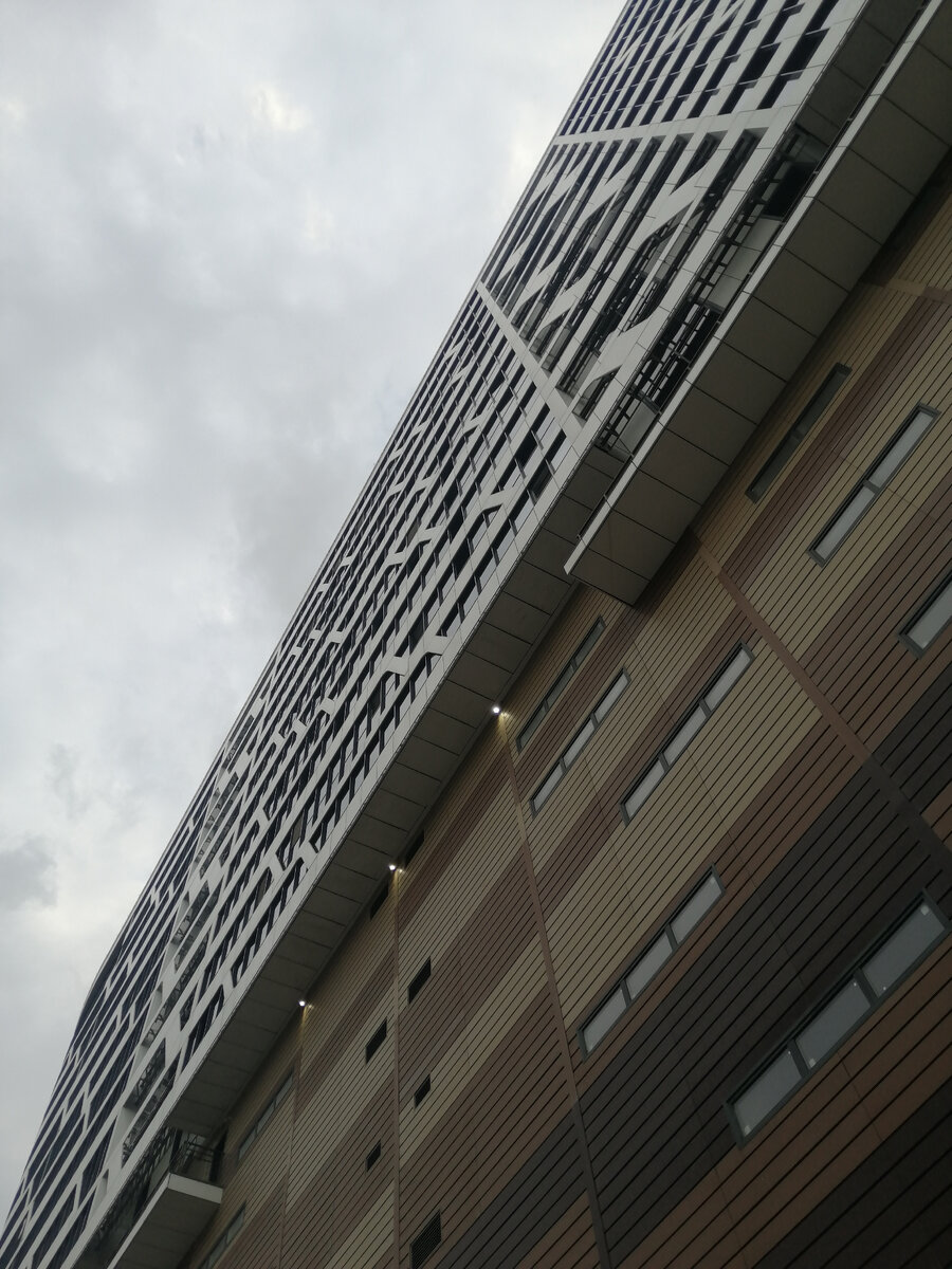 Высотный жилой дом с надземным паркингом (намывная территория В. О.)