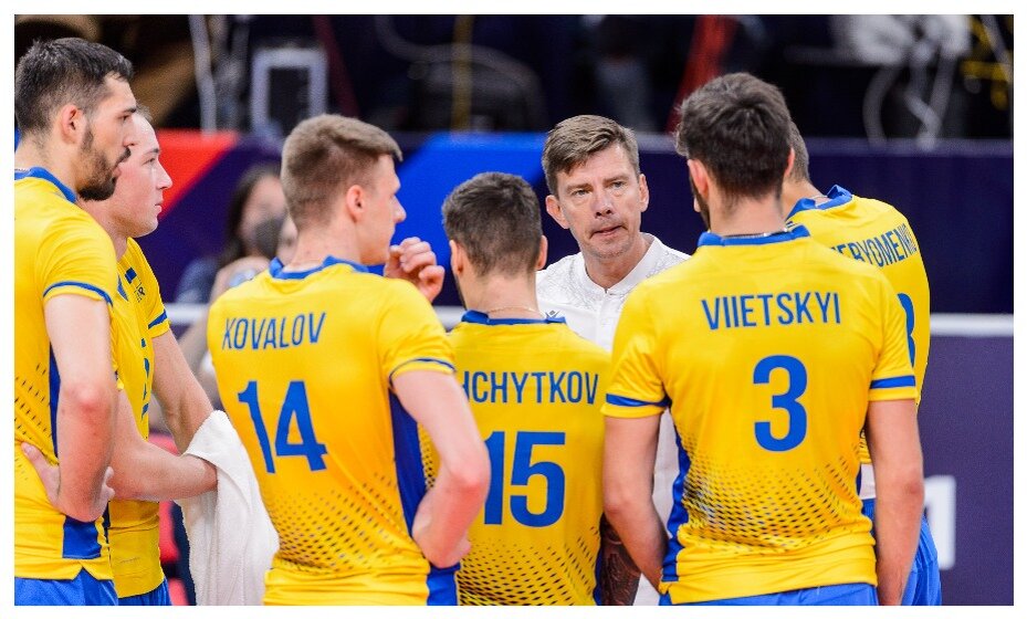    Тренер сборной Украины по волейболу Угис Крастиньш в окружении своей команды. Фото: Global Look Press