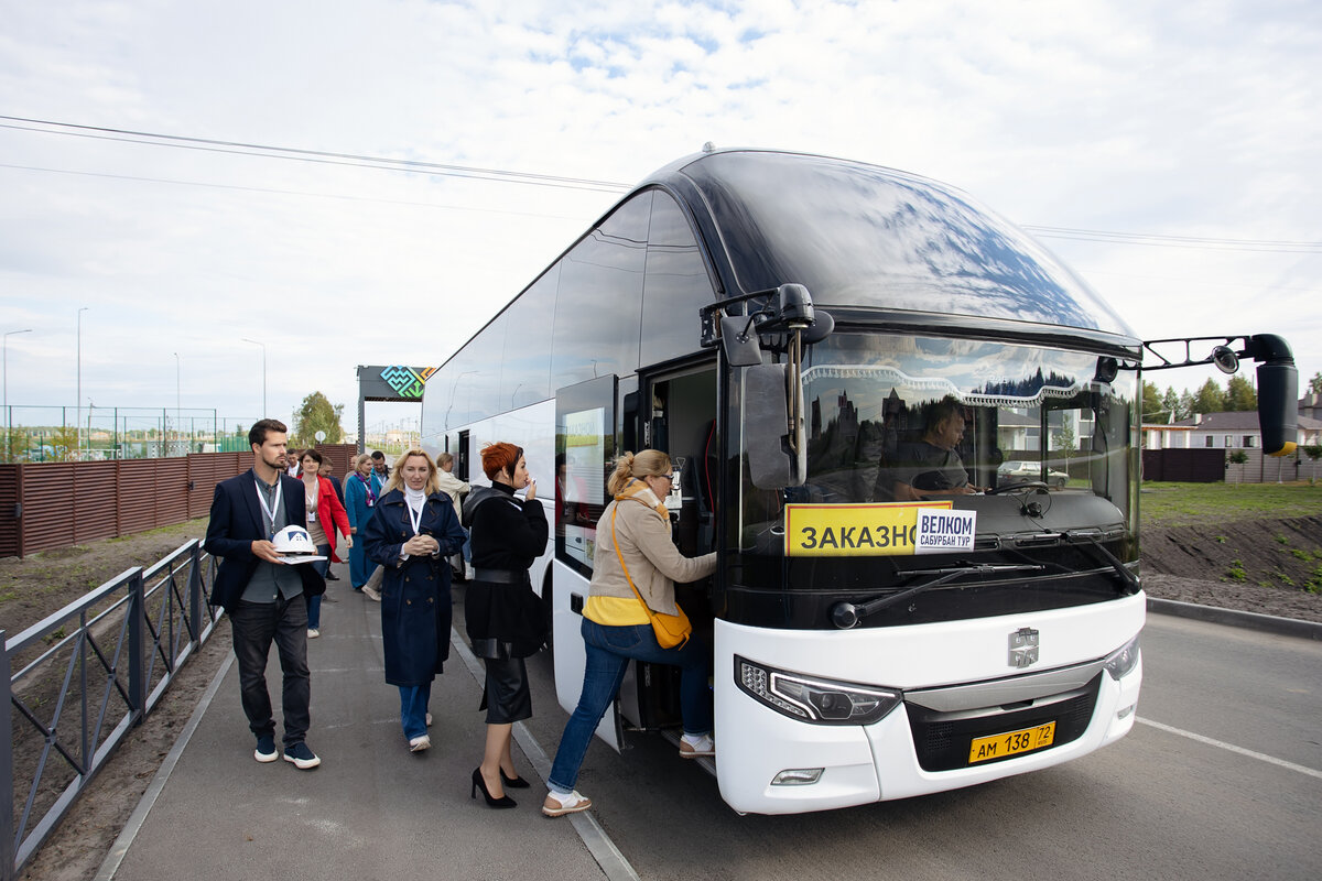 Автобус, на котором участники путешествовали по разным загородным проектам / Фото: Александр Гревцов