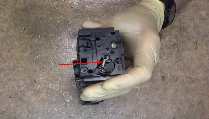 Фото 2. С одной торцевой стороны картриджа снимаем эту пружину