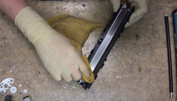 Фото 89. Проклеиваем клеем в указанном месте