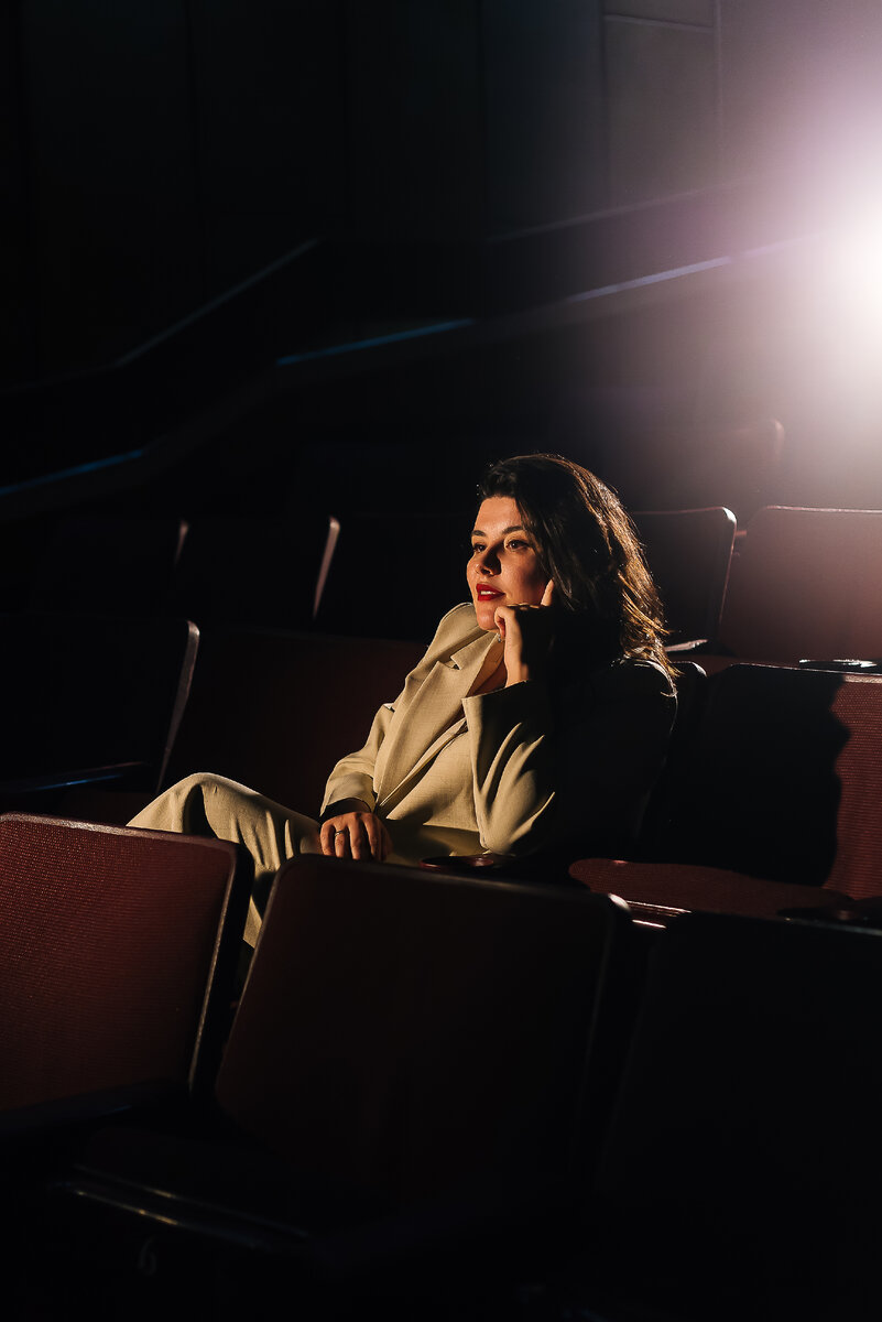 Несколько лет назад Юлия Кулакова сменила стоматологическую поликлинику на собственную фотостудию. Вместо стоматологических инструментов теперь в её руках фотоаппарат. Многие расценили такую смену деятельности как легкомыслие