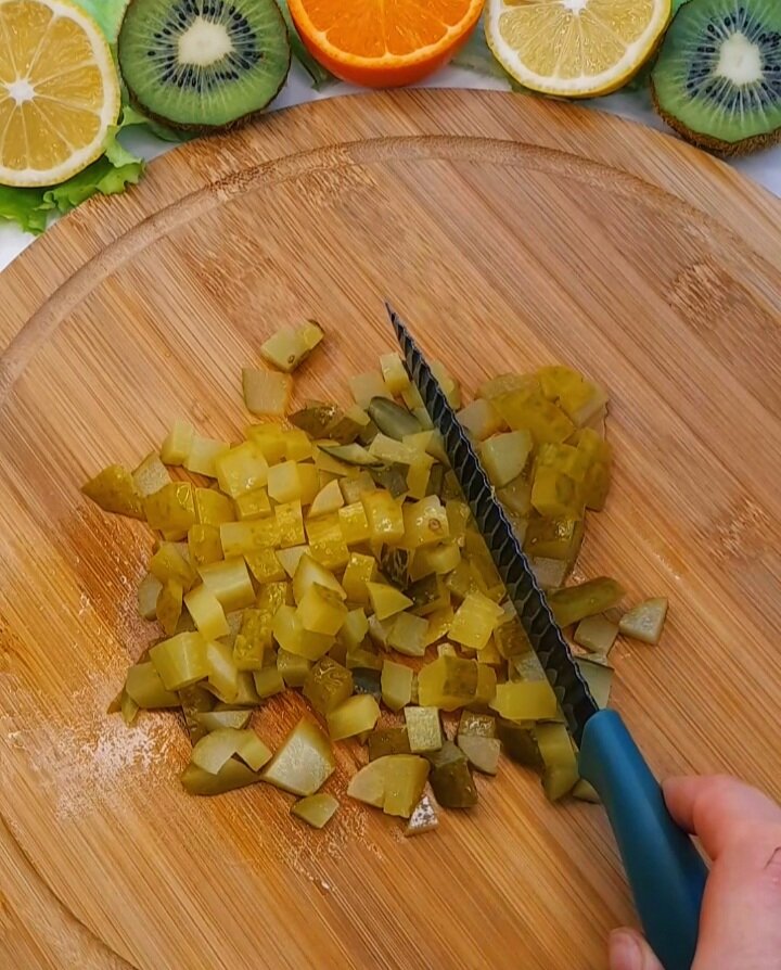 Солёные либо маринованные огурцы так же нарезаем средний кубик 