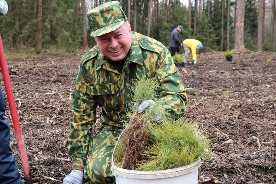     Глава МИД на субботнике. Фото: соцсети ИД