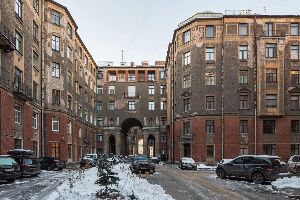 В толще домов. Архитектор, Санкт-Петербург, улица Рубинштейна. Доходный дом м. п. Толстого Фонтанка. Толстовский дом изнутри. Дом с колоннами на Рубинштейна.