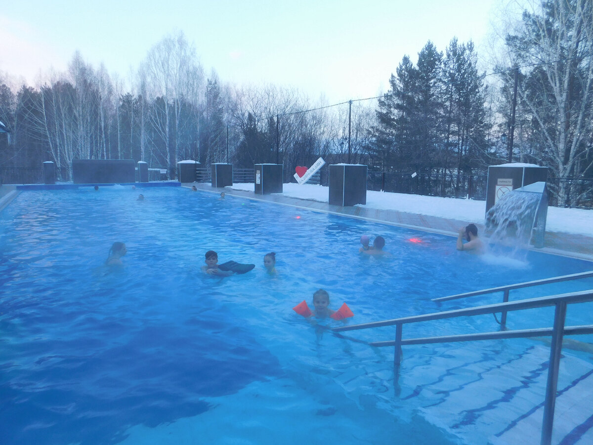 Термы в Реже в Свердловской области - кругом снег и хороший минус, а в горячем бассейне тепло. Фото автора.