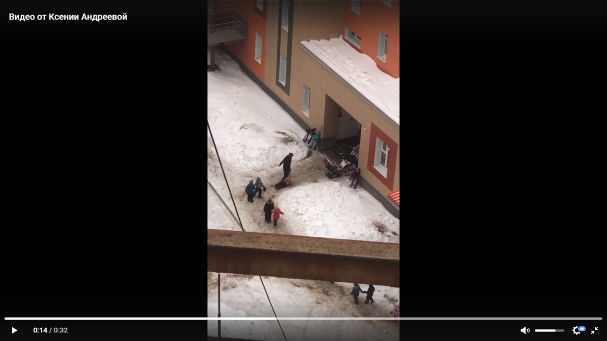 Ребенок упал с лестницы в детском саду. Девочка упала в саду. В новосибирске девочка упала с самоката в детском саду. Девочка упала в саду. 16 летняя девочка спрыгнула.