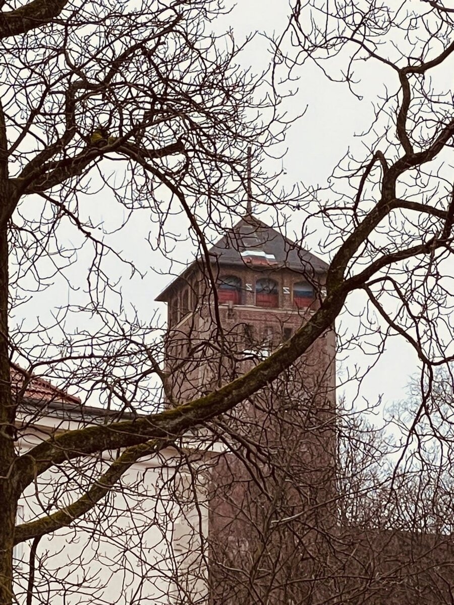 о самое высокое здание на возвышенности в городе Потсдам.  фото: картинки  яндекса. 