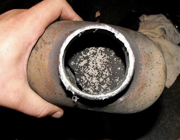 Разрушенный катализатор.