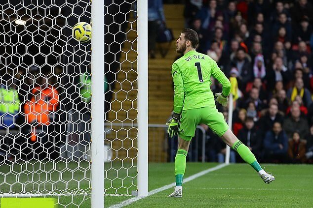 Де Хеа подвергся критике в этом сезоне после громких ошибок, таких как эта в матче с "Уотфордом" в Премьер-лиге еще в декабре