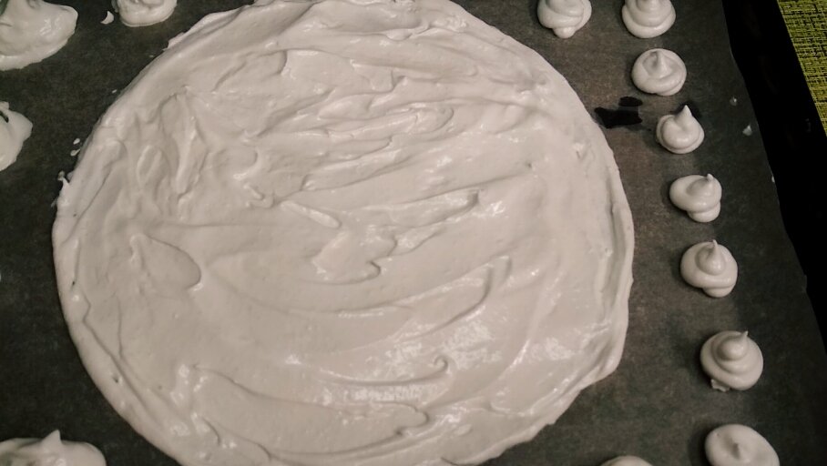 Выкладываем белки на пергамент и отправляем в духовку