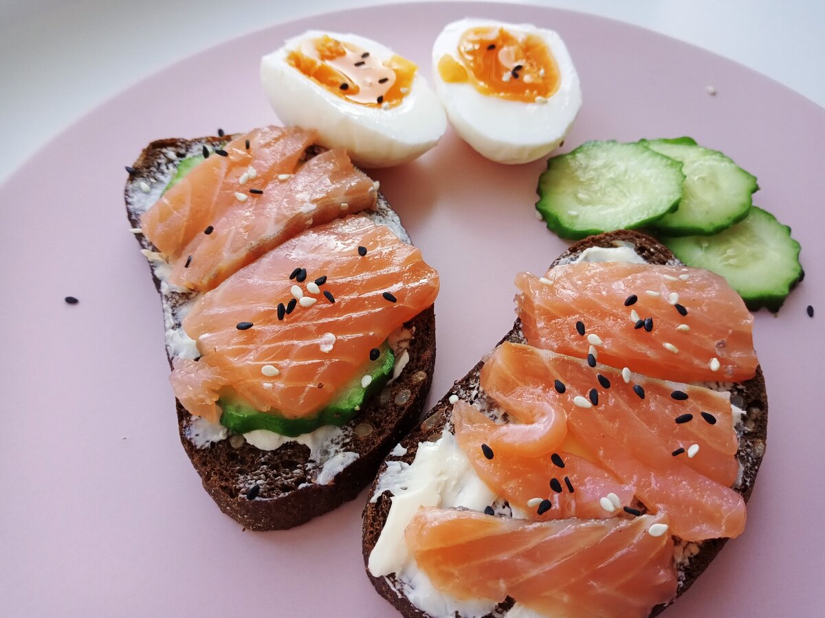 Тосты - один из прекрасных и популярных вариантов быстрого завтрака или перекуса.