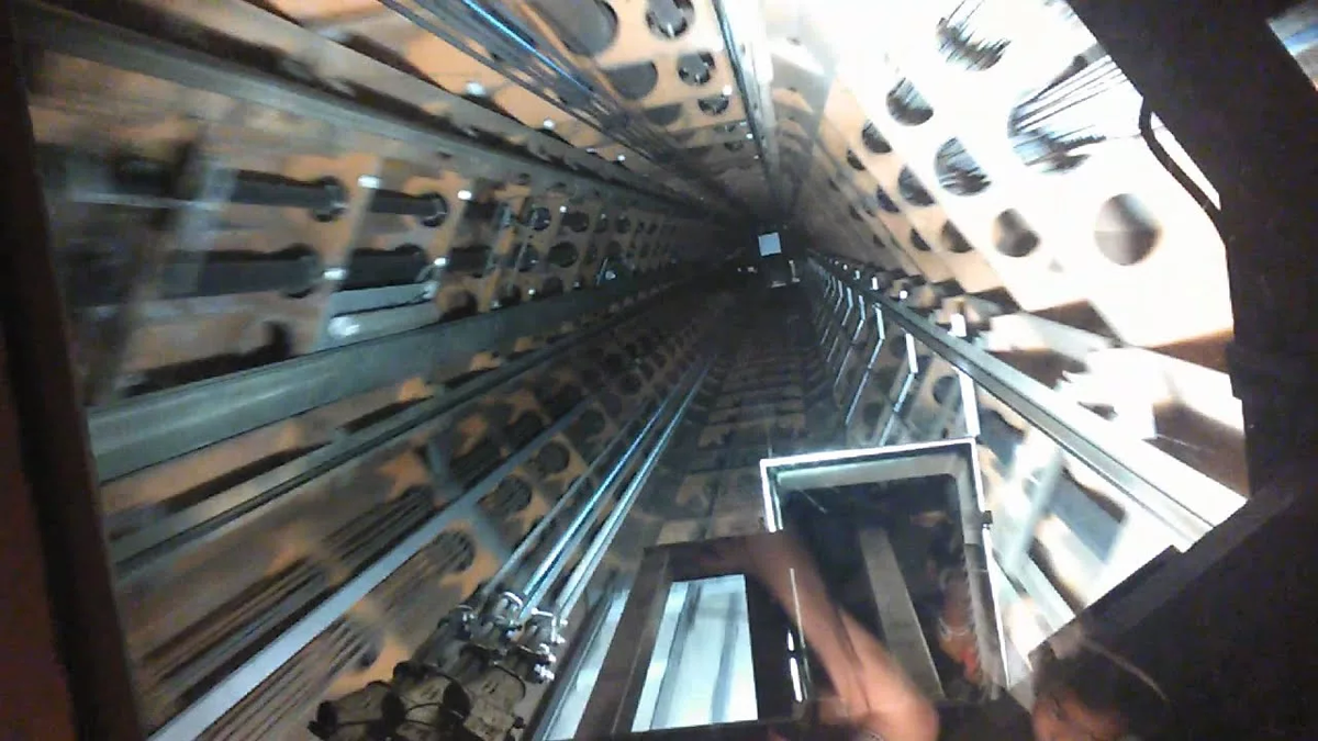 Прозрачный потолок в лифте Атомиума (взято из интернета)