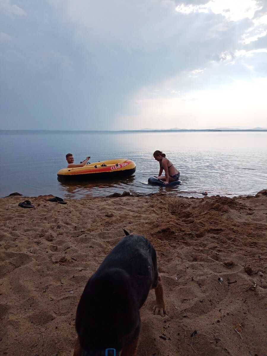 Песчаный пляж. Вода также холодна, но можно полежать на теплом песочке.