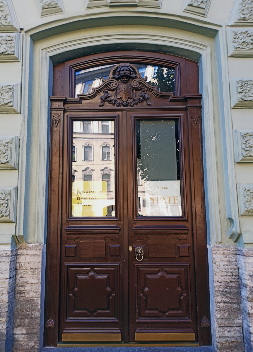 Двери петербурга. Старинные двери Петербурга. Красивые двери в Санкт Петербурге. Самые красивые двери Санкт-Петербурга. Питерские двери старинные.