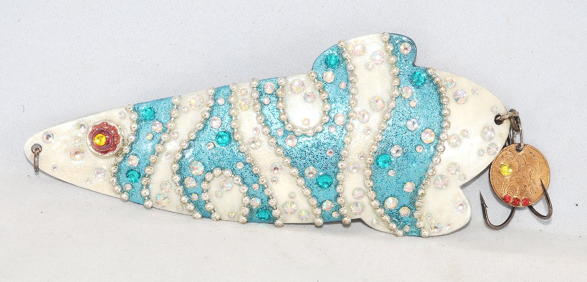 Арт-блесна "АМФИПРИОН №5" (раб.№489) - ЛИЦЕВАЯ сторона. Материал "тушки" - медь 2,4мм.  длина "тушки" -  131мм. Вес готового изделия 112,9 грамма. Сентябрь 2019г.