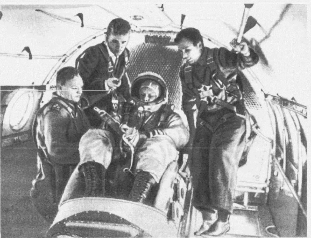 Второй наш полёт с Ю. А. Гагариным на самолёте Ту-104 № 42396.Отработка в коротких режимах невесомости движений космонавта при расстёгивании подвесной системы и отделении от кресла космического корабля «Восток». В кресле: В. И. Головин, одетый в гагаринской скафандр СК-1. Слева направо: полковник, впоследствии генерал, Н. К. Никитин — ответственный за парашютную подготовку первой группы космонавтов («стоит», упираясь ногами в пол), Л. А. Китаев-Смык — ответственный за испытания в режимах кратковременной невесомости (ведет хронометраж движений Головина во время невесомости), справа — Ю. А. Гагарин. Видно, что Гагарин и Китаев-Смык взлетели к потолку кабины самолёта