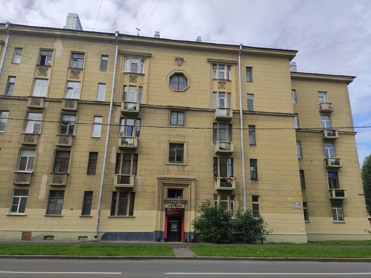 Улица Маринеско 1, обратите внимание на декор, - ЯКОРЯ!  Эта деталь меня заинтриговала.   Дом имеет Г-образную форму, декор и конструкция фасадов здания придают ему легкость, не свойственную большинству зданий, построенных в "сталинском ампире"