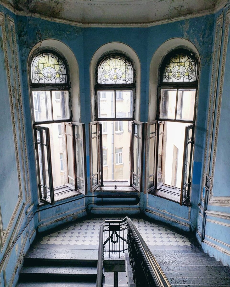 Синяя парадная