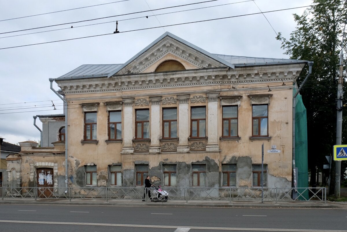 Этот дом даже в таком виде симпатичный
