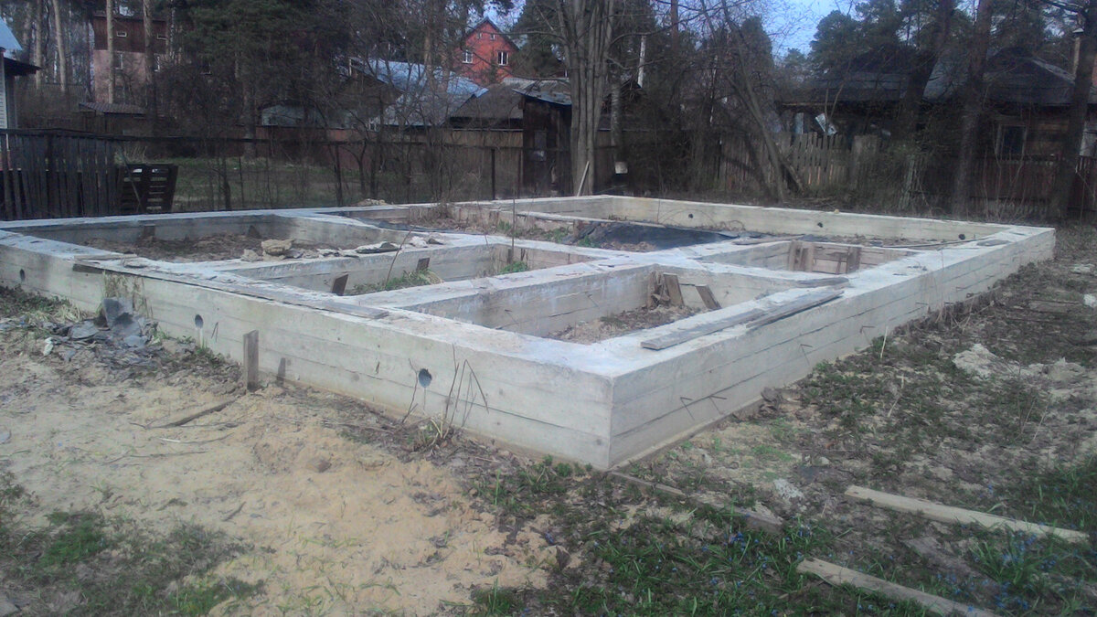 Так фундамент простоял целый  год  . 