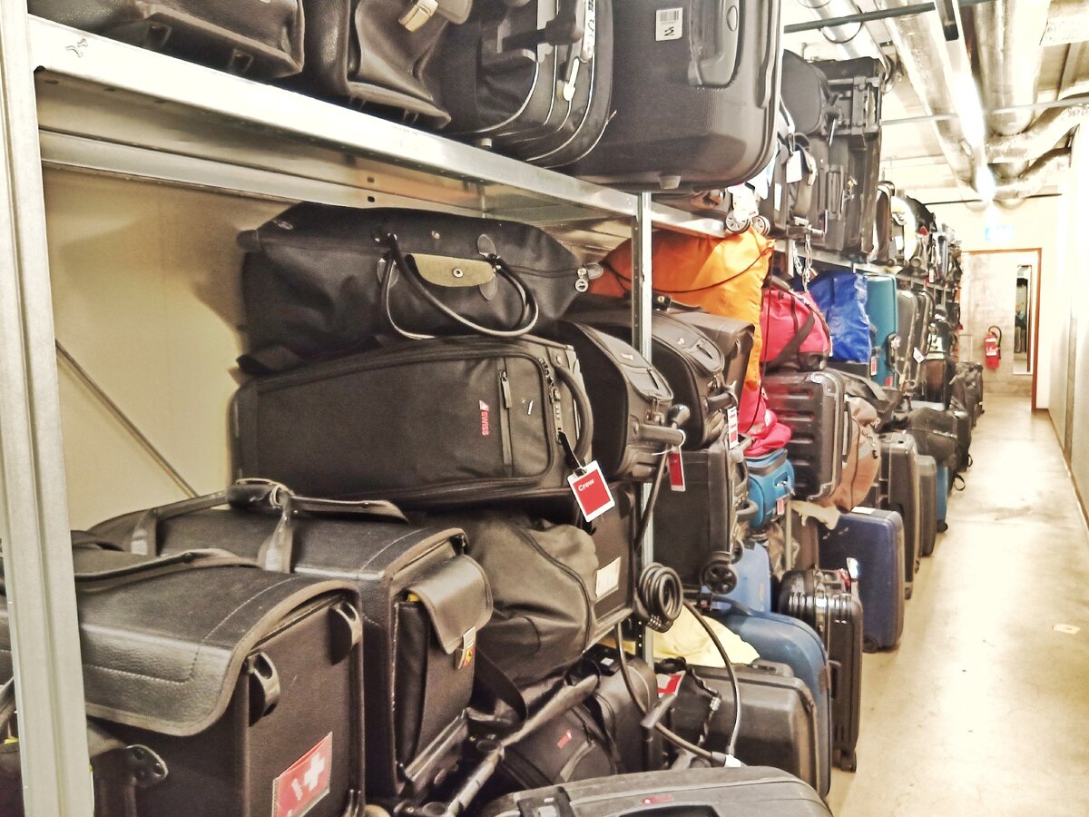 На базе. Нужно всегда помнить, где ты оставила свой чемодан. 