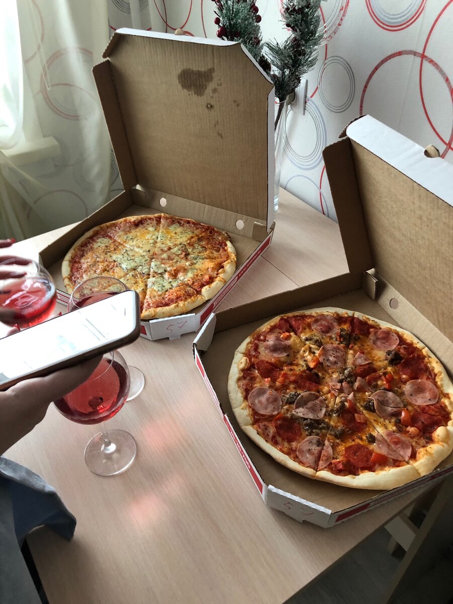 Соберитесь у кого-нибудь дома, закажите самую вкусную пиццу и, конечно, получите ещё одну в подарок. Обсудите планы на будущее, поделитесь проблемами и переживаниями. Друзья помогут, друзья подскажут.