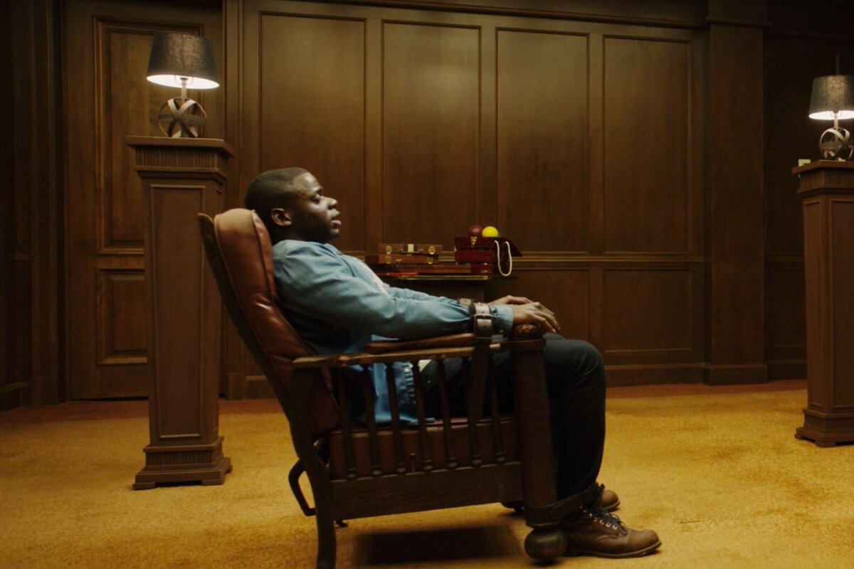 Сравните с оригинальной сценой из фильма "Прочь", 2017 г.