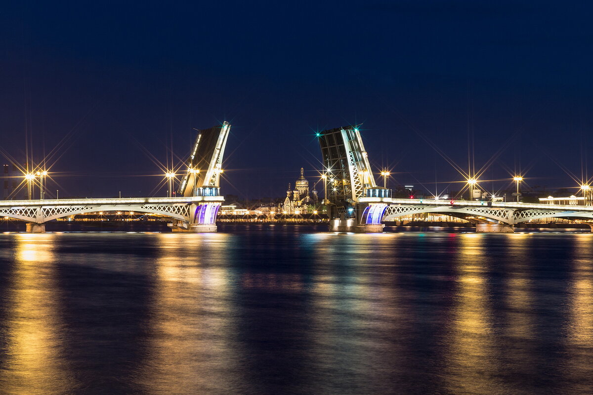 Правильный ответ: В. В декоративном оформлении Благовещенского моста принимал участие А. П. Брюллов