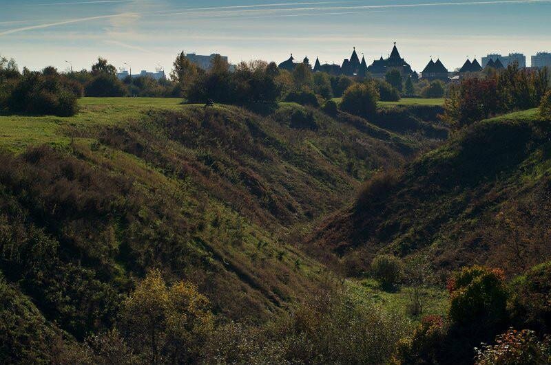 Голосов овраг в Коломенском, где часто можно увидеть тренирующихся трейл-раннеров