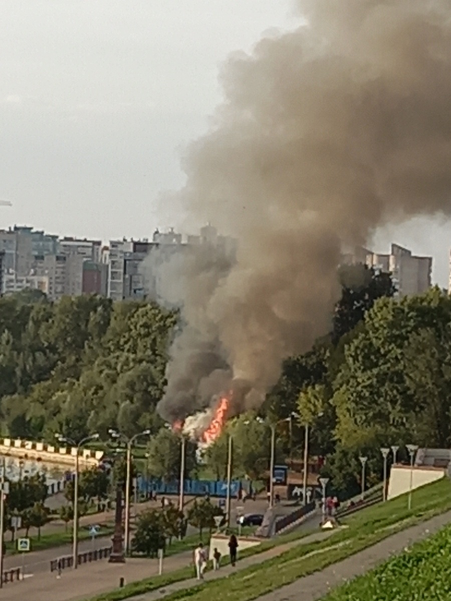 Гуляя по районам города,увидели дым,пойдя на дым,дошли и стало ясно,что что-то около набережной пылает. А сгорело кафе"Корабль". Поговаривают там в свое время было ого-го как классно. Все. Нету больше корабля с нами,сгорел до тла. 