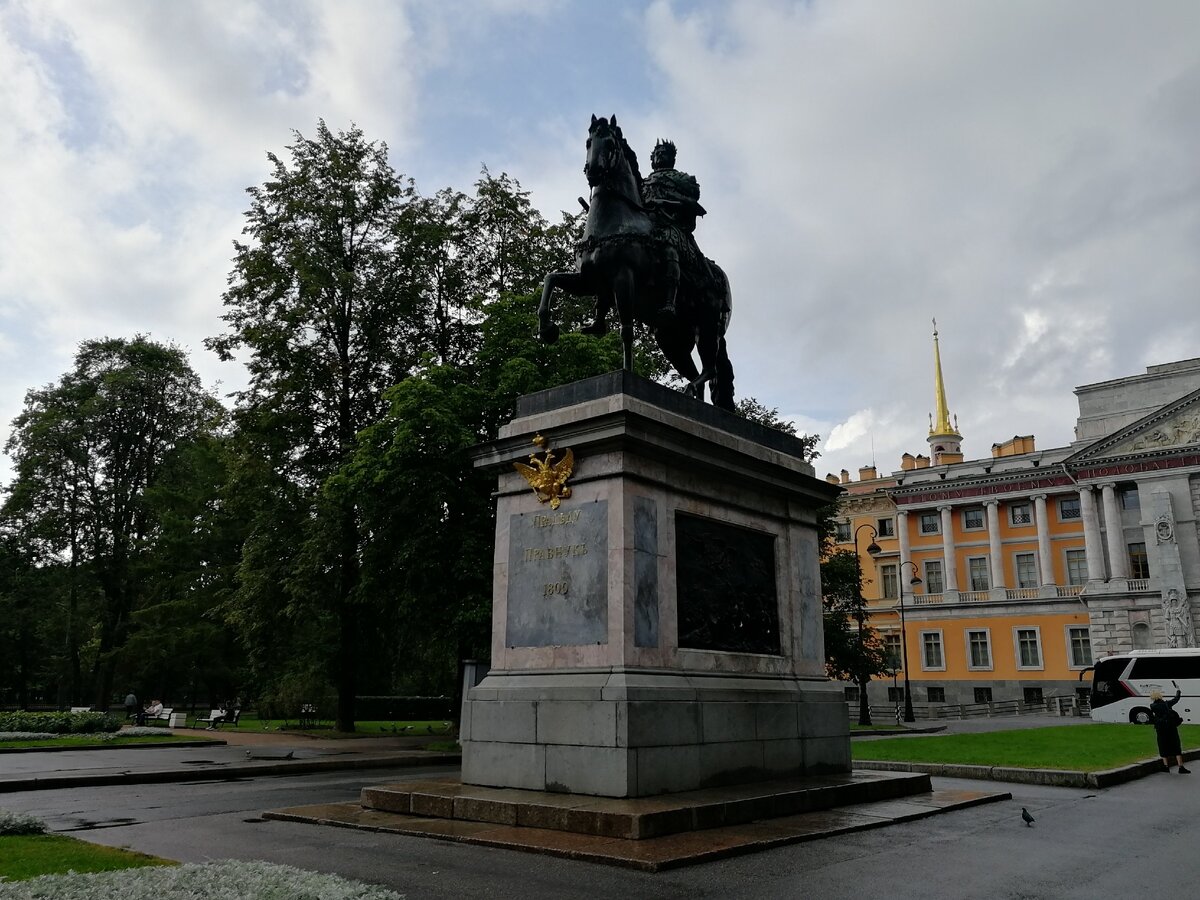 памятник петру 1 в санкт петербурге у михайловского замка