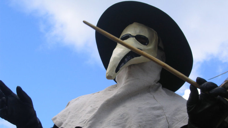 Длинная маска чумного доктора обычно была наполнена сладкими или сильно пахнущими травами, такими как полынь, главный ингредиент абсента, который, как полагали, отфильтровывал миазмы или плохой воздух.