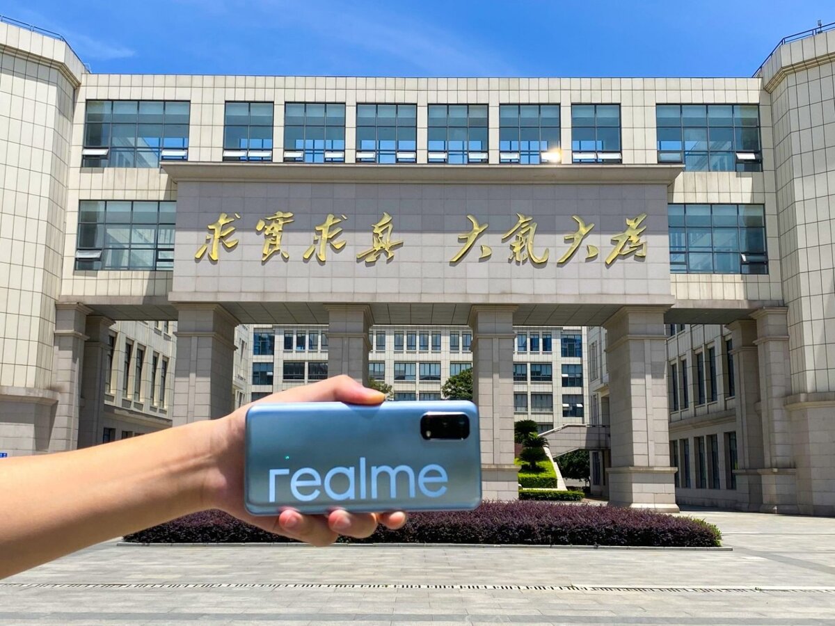Realme V5.