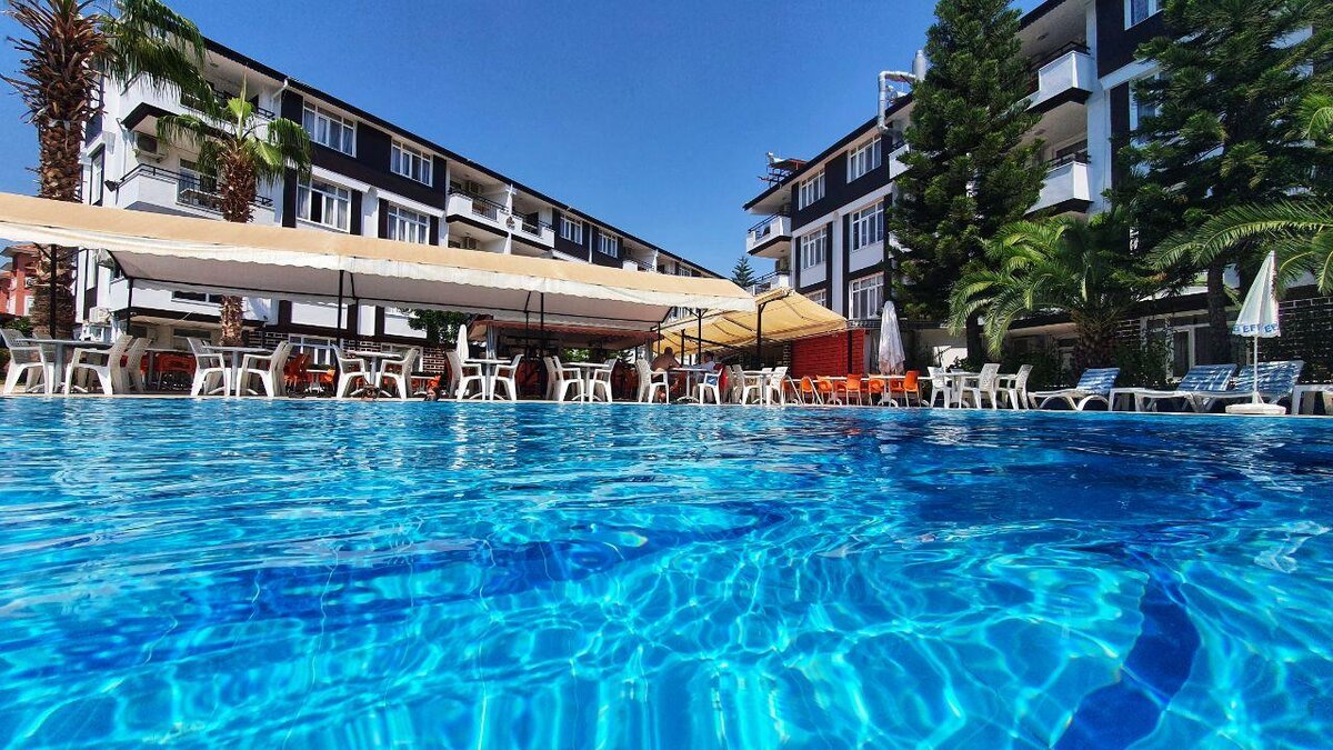 На фото, кстати, отель снаружи выглядит ок. Дело в контрасте цветов: белый, темный, синий