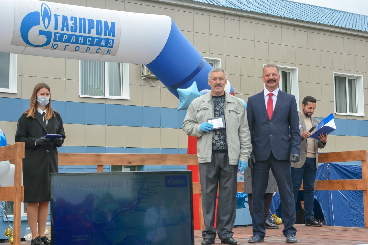 Начальник Карпинского ЛПУМГ Александр Егорович Велижанин вручил знак и удостоверение «Ветеран Общества «Газпром трансгаз Югорск» Никифорову Сергею Валерьевичу – машинисту технологических компрессоров газокомпрессорной службы. 