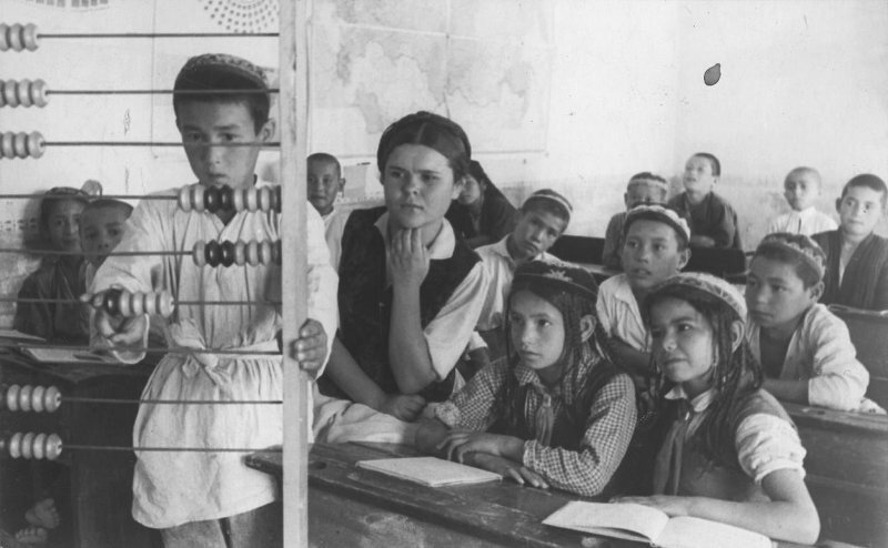 Макс Пенсон. В новой школе колхоза имени товарища Сталина Янги-Курганского района. «Трудная задача». Дата съемки 1939 - 1940. МАММ / МДФ