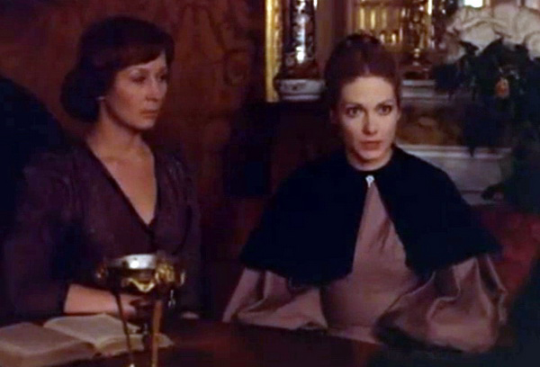 Мэриан (Аквелина Ливмане) и Лора (Гражина Байкштите), кадр из фильма "Женщина в белом" (1981)