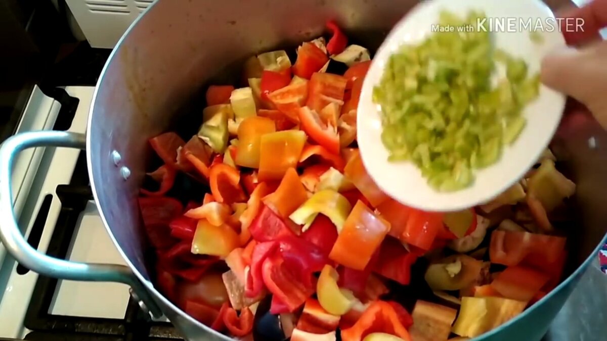 Каждый год делаю больше такой недорогой, но 😋 заготовки на зиму, и всё  равно не хватает. Овощна закуска на зиму 