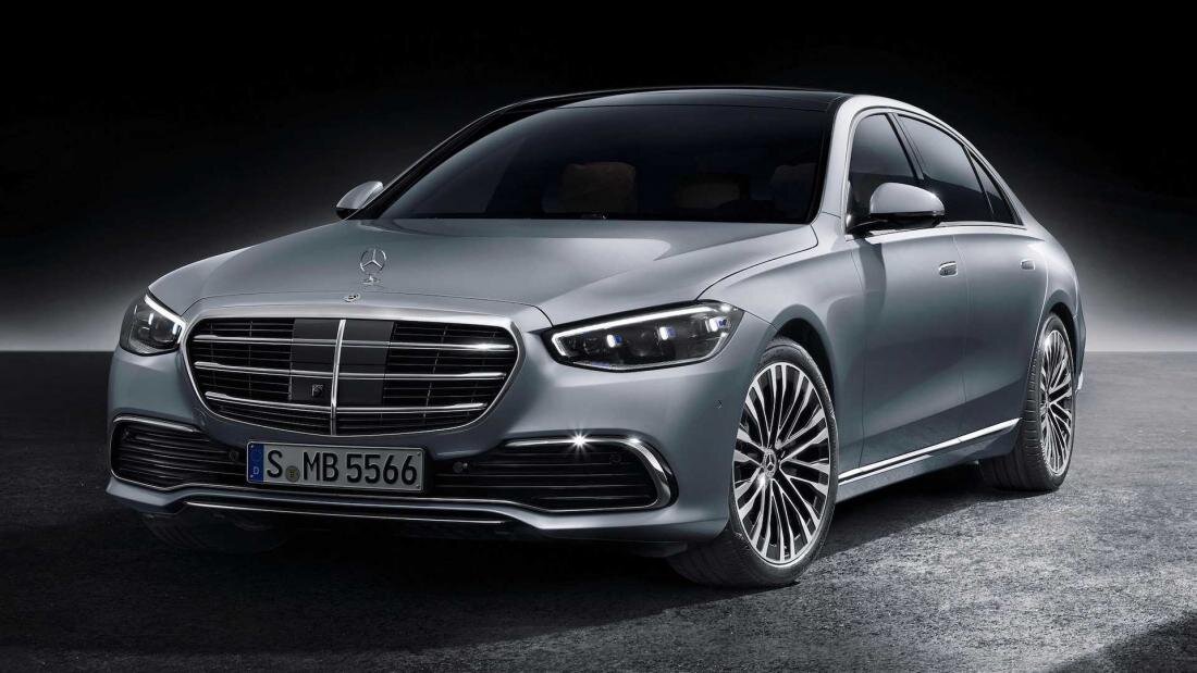 Hаконец-то мы увидели Mercedes-Benz S-Class поколения W223 полностью. После длительной тизерной кампании, которая включала в себя десятки видео и фотографий, а также некоторые наводящие детали, компания наконец сорвала покровы тайны со своего новейшего полноразмерного роскошного седана. И здесь есть чем восхищаться.