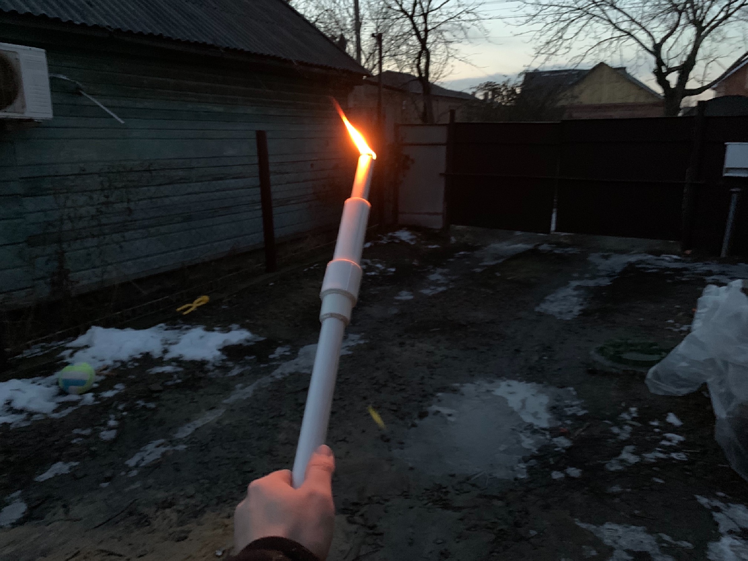 Увидел в журнале шикарную идею к Новому году из остатков труб! Сделал себе, теперь вечером уютно и светло6