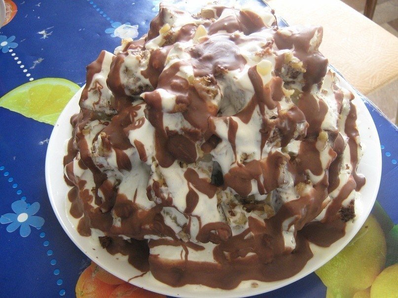 Бисквит: 4 яйца
100гр.сахара
100гр.слив растопленного масла
2 ч.л.разрыхлителя
примерно 200гр.муки не больше(у меня ушло 170гр.)
8 ч.л.какао

Крем:
сметана густая 600гр.
сахар 100гр.
                                                                                                                                                                                                 Начинка:
орехи грецкие,ананасы.