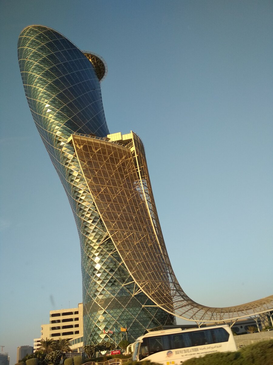 Самое наклонное здание  в мире. Абу Даби