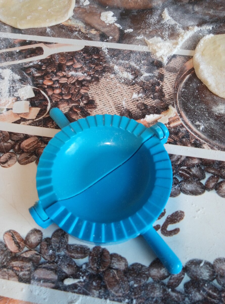 Вы только не смейтесь, я реально впервые попробовала, раньше всегда лепила руками) 