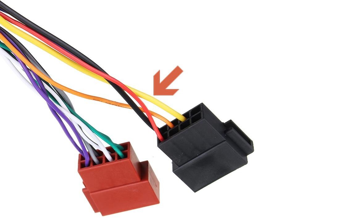 «Кто украл ватты?»
Сразу оговоримся – речь пойдет о самой простой, при этом самой распространенной и популярной конфигурации автомобильной аудиосистемы – четыре динамика (пара передних и пара задних), подключенных непосредственно к головному мультимедийному устройству, в просторечии до сих пор называемом «магнитолой». Без дополнительных внешних усилителей и разных прочих компонентов, которые так любят фанаты продвинутого автозвука!
Так вот, если вы думаете, что чем дороже модель и авторитетнее производитель  автомобильного мультимедийного устройства, тем, соответственно, выше мощность его звучания, то вы ошибаетесь!Вне зависимости от цены и бренда, от размера (1 или 2 DIN), от диагонали дисплея и наличия различных функций и опций и 15-летний «кассетник», и современный сенсорный «андроид» обладают одной и той же выходной мощностью звукового тракта – 4 канала по 45-55 ватт. Эта комбинация цифр фигурирует на упаковках, в паспортах и инструкциях магнитол как от флагманов рынка, так и от марок второго-третьего эшелона и откровенно китайско-подвальных.
В принципе, на первый взгляд, 4х45 или 4х50 – совсем немало. Даже много! Суммарные почти 200 ватт звука! Но вспомните какую-нибудь домашнюю аудиосистему советской эпохи – усилитель типа «Кумира» или «Брига» в тандеме с небезызвестными колонками S90 – всего лишь два канала по 35-50 ватт, а на полной громкости тряслись три этажа хрущевки минимум! А вот в автомагнитоле четыре канала якобы по 50 ватт ничего не трясут, кроме разве что зеркальца заднего вида на лобовом стекле. Порой хочется врубить что-нибудь драйвовое лихо и отчаянно, а не выходит… Звук, будем откровенны, даже на максимуме слабоватый – совершенно непонятно, где все эти впечатляющие 200 ватт... Вдобавок, даже не доходя до предела громкости, возникают заметные уху искажения, вызванные отчасти  перегрузкой усилителя магнитолы, отчасти дребезжанием слабоватой акустики. Почему же так происходит и «кто украл ватты»?Сколько на самом деле ватт в «4х50»?
В качестве усилителя в 99% головных устройств (хоть простейших, хоть наворочено-андроидных) выступает специализированная мощная микросхема, содержащая в себе четыре независимых усилителя с общим входом (те самые четыре канала) и раздельными выходами на четыре динамика. Микросхема при работе выделяет много тепла и поэтому устанавливается на радиатор, расположенный на задней стенке корпуса мультимедийного устройства.
Нам бы не хотелось погружаться в достаточно скучные формулы расчета среднеквадратичного значения синусоидального напряжения на выходе усилителя, а также в особенности мостовых схем усилителей, объясняющих принцип формирования выходной мощности. Электронщикам это и так ясно, а далеким от электроники вырванная из контекста информация без основательных предварительных вводных будет непонятна и неинтересна.Поэтому сразу вывод в сухом остатке: максимальные значения выходной звуковой мощности (не пиковой, рекламной, а честной, долговременной!) усилителя, питающегося от напряжения 12 вольт, не могут превышать 16-18 ватт на канал без появления неприемлемых искажений звука!Да, с хрипом и треском можно выжать и 20-23 ватта, но это мы рассматривать не станем.Так что практически все «автомагнитолы» (или «головные устройства», или «автомобильные мультимедийные центры» – как кому больше нравится) имеют реально четыре канала примерно по 16-17 ватт качественного звучания. Итого – 64 ватта. А вовсе не 200… Не то чтобы совсем мало, однако ж более чем в три раза ниже того значения, на которое мы рассчитывали…Отвечая на напрашивающийся вопрос «почему отдельные автомобильные усилители выдают сотни ватт от тех же 12 вольт?»: все просто – внутри их корпусов обязательно стоит мощный преобразователь, делающий из 12 вольт повышенное напряжение питания, а зачастую еще и двухполярное.Где же кроется обман?
Но почему же на коробках, лицевых панелях и даже в книжках-мануалах всех головных устройств пишут не «4х16», а куда более приятные «4х50W» ? Ладно бы это делали алиэкспрессные китайцы, которые врут, не боясь ни черта, ни бога, но почему такое позволяют себе крупнейшие мировые компании из первой десятки производителей кар-аудио?!  Увы, такова сложившаяся практика… Обман тут, как всегда, весьма условный, не являющийся юридически обманом. Союз инженерии и маркетинга сформировал лукавую традицию, ставшую в конечном итоге нормой.Дело в том, что в схемотехнике большинства современных микросхем-усилителей, рассчитанных для применения в автомобильной 12-вольтовой аудиоаппаратуре, используется так называемая «технология вольтодобавки». Суть вольтодобавки в целом проста и понятна даже тем, кто не оканчивал радиофак.Как мы уже говорили, 16-18 ватт на канал – это практически максимум, достижимый при напряжении 12 вольт. Однако в схеме аудиотракта головного устройства имеется конденсатор, также заряженный до 12 вольт, который микросхема-усилитель подключает при необходимости последовательно с напряжением питания. Подключает она его на пиках мощности, когда на вход усилителя приходит сигнал высокого уровня и его нужно усилить пропорционально и без искажений. Соответственно, на короткое время напряжение питания возрастает, и выходная мощность поднимается. А с учетом того что паспортные замеры (для того чтобы привести красивые цифры в рекламе и мануале) проводят еще и при максимальном для бортовой сети автомобиля напряжении (до 14,4 вольт, а то и выше), формально у производителя есть повод относительно честно и не опасаясь судебных претензий объявлять мощность головного устройства, как «4х45W», а то и «4х55W»…То есть обмана нет? Есть!
Ну, раз вопрос решен с помощью той самой «вольтодобавки», то высокая мощность головного устройства в суммарные 200 ватт все же реальна, так? На самом деле – тоже нет…Дело в том, что для эффективной работы по принципу такого вот «удвоения» питающего напряжения конденсатор «вольтодобавки» должен быть изрядной емкости и уметь очень быстро заряжаться. На деле же он маленький, и хватает его лишь на отработку короткого пикового импульса. Упрощенно говоря, при включении динамичной музыкальной композиции усилитель отработает первый удар барабана, выдав на нем кратковременно 45 ватт из каждого динамика, а вот все последующие – уже нет… Ручка громкости выкручена до упора, сигнал от источника (радио, диск, флешка и т. п.) идет высокий, а усилитель с ним не справляется и перегружается, похрюкивая и похрипывая. Так что фактически роль технологии «вольтодобавки» в 12-вольтовых усилителях традиционной и наиболее массовой схемотехники заключается лишь в «юридическом прикрытии» производителей автомобильной аудиоаппаратуры…Кстати говоря, в реальной (а не рекламной) мощности, которую выдают магнитолы, есть и некоторый чисто технический смысл. Ведь даже 60-70 честных ватт суммарно от четырех каналов в долговременном режиме – это приличная мощность, которая сопровождается выделением побочного тепла на микросхеме, а корпуса магнитол имеют весьма ограниченные возможности для обустройства в них эффективного теплоотвода. Радиатор с такими габаритами, как на фото ниже – это типичный радиатор большинства «двухсоттватных» головных устройств, и его площади как раз впритык достаточно, чтобы отводить тепло от реальных 4х16-18 ватт… Были бы в магнитоле честные 4х45-55 ватт, этот хиленький кусочек алюминия с ними бы не справился!
4х16 ватт – предел? Дальше только внешний усилитель?
Получается, что усилить аудиосистему простейшей конфигурации, приобретя более дорогое, более брендовое, более функционально продвинутое головное устройство невозможно… Отчасти так и есть: какой бы ни была «магнитола», все равно ее предел по мощности – заявленные 4х45-55 ватт, которые на деле представляют собой 4х16-18 ватт. И устанавливать взамен штатной дешевки более качественную и мощную акустику имеет смысл, лишь используя «голову» в качестве источника слабого сигнала, а усиление осуществляя внешним усилителем.Но, повторимся, далеко не все готовы строить автомобильную аудиосистему с выносным усилителем. Масса автовладельцев мечтает «сделать погромче» малой кровью: просто поставив более мощную акустику и подключив ее к более мощной «голове» без создания и прокладки дополнительной проводки, без монтажа усилителя и тому подобных мероприятий. И выход есть – головные устройства со встроенными усилителями так называемого «класса D», относительно нового класса усилителей. Эти магнитолы способны выдавать уже ЧЕСТНЫЕ 45 ватт на канал – то есть почти 200 ватт ЧЕСТНОЙ, повторимся, мощности!Правда, тактика маркетингового лукавства никуда не делась, и рекламные цифры на коробках и в инструкциях таких аппаратов обещают уже аж 100 ватт на канал, и 4х100 в сумме… Впрочем, наплевать на эти хитрости – 400 ватт нам и не нужно, а вот 4х45 без дураков – это уже характеристики внешнего усилителя начального уровня, при том что усилителя и нет: работает голая магнитола!Как работают магнитолы в D-классе?
Несколько лет назад в продаже начала появляться аудиотехника с выходными каскадами, работающими в так называемом «классе D». Эта буква не означает «digital», как можно подумать, хотя такие усилители в народе нередко, но ошибочно называют «цифровыми». Они не цифровые – обычные аналоговые, просто усиление сигнала в них происходит по совершенно иному принципу, нежели у традиционной аудиотехники, как автомобильной, так и домашней.Основная идея класса D – использование широтно-импульсной модуляции. Если в обычных усилителях музыка обрабатывается «как есть», с повышением амплитуды входного сигнала без изменений, то в классе D входной сигнал сперва модулирует несущую частоту (очень высокую, сотни килогерц), а полученная «смесь» затем уже усиливается. Сигнал, с которым работают каскады усилителя, имеет всегда одинаковую амплитуду независимо от громкости, а «музыка закодирована» в длительности импульсов. Пардон за легкое скатывание в электронику – если говорить более простыми терминами, то усилитель класса D интересен тем, что обеспечивает высочайший, стремящийся к 100% КПД. Для простого пользователя это означает, что усилители резко до невероятности уменьшаются в размерах, выделяя минимум тепла, которое рассеивается крошечными, буквально символическими радиаторами. Соответственно, высвободившееся в корпусе место можно занять электронными модулями, повышающими напряжение питания, которые позволят поднять выходную мощность честно, без обмана!Современные головные устройства с выходными каскадами класса D реально повышают мощность звучания аудиосистемы простейшей конфигурации – без всяких дополнительных внешних усилителей. Единственный нюанс при установке таких магнитол – необходимость в протягивании к ним отдельного силового плюсового провода. Ибо сечение хиленького проводка питания в стандартном и универсальном автомобильном ISO-разъеме для подключения головных устройств, а также предохранитель в этой цепи рассчитаны как раз на те самые 4х16, а не на честные 4х45…Как найти магнитолу D-класса в продаже?
Несмотря на явные и очевидные преимущества головных устройств с усилителями класса D, они еще не вытеснили традиционные в силу инертности производителей, предпочитающих пропагандировать подход к умощнению аудиосистем через установку внешних усилителей, что обеспечивает больший «средний чек». При том что мощные внешние усилители D-класса они делают активнее, чем магнитолы с такими усилителями на борту. Тем не менее в ассортименте многих брендов кар-аудио (если говорить о солидных марках, из первой десятки) обязательно есть одна-две модели головных устройств с усилителем D-класса. Наличие такого усилителя может не отражаться в описании на сайте или упаковке, но его выдает мощность – как правило, все такие модели анонсируются как «4х100 W». Визуально у них зачастую отсутствует радиатор на задней стенке, иных отличий обычно нет. Некоторые производители делают «гибридные» варианты: предлагают D-усилитель 4х45 (заявляемый, конечно же, как 4х100!) все же в виде отдельного миниатюрного блока, однако не самостоятельного выносного, а «пристяжного», крепящегося на спину магнитоле по аналогии с тем, как на спину компьютерных мониторов прикручиваются офисные мини-компьютеры неттопы.Disclaimer:
Автор просит прощения у въедливых читателей, которым режет глаз и слух часто употребляемое слово «магнитола». Увы, этот катастрофически устаревший и давно ставший жаргонным термин используется в силу двух причин: не снижающейся узнаваемости его в широких народных массах, а также отсутствия в полной мере адекватного современного аналога. Распространенное  «головное устройство» – уродливое буквосочетание, не имеющее четкой привязки к смыслу, вкладываемому в него в аудиоконтексте; ненамного лучше и длинный и за версту отдающий занудством аналог – «автомобильный мультимедийный центр»…