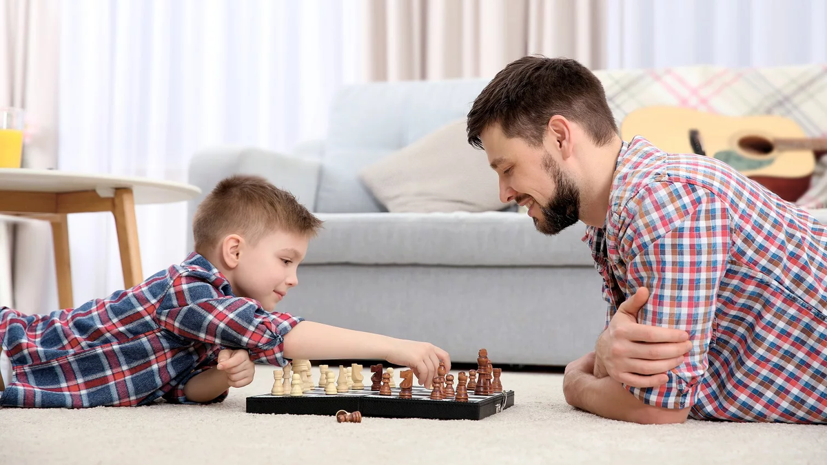 Можно папе играть. Папа с детьми в интерьере. Папа с сыном играют в шахматы. Папа играет с сыном. Шахматы для детей.