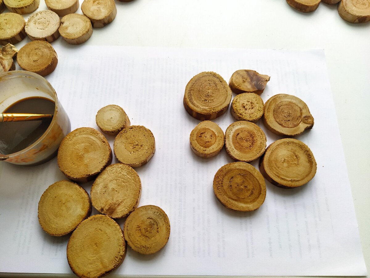 Обычные березовые спилы. Для придания им колорита некоторые раскрасила темной морилкой  по центру, чтобы были похожи на спилы акации.