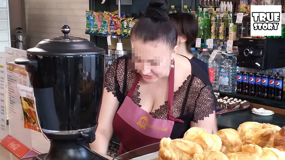 Нашел "советский гастроном", где все выглядит, как при СССР - и продавщицы, и витрины, и товар. Все, кроме цен
